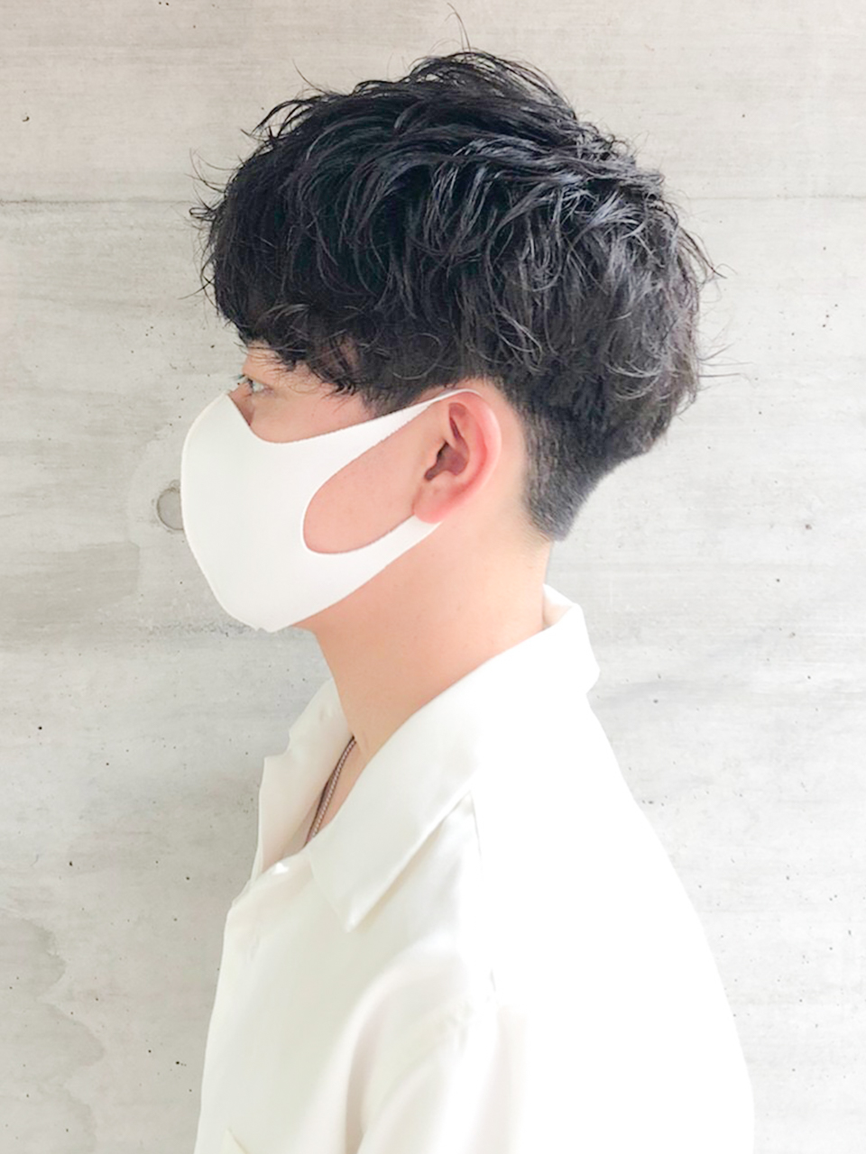 20代30代爽やかショート黒髪重めマッシュスパイラルパーマ