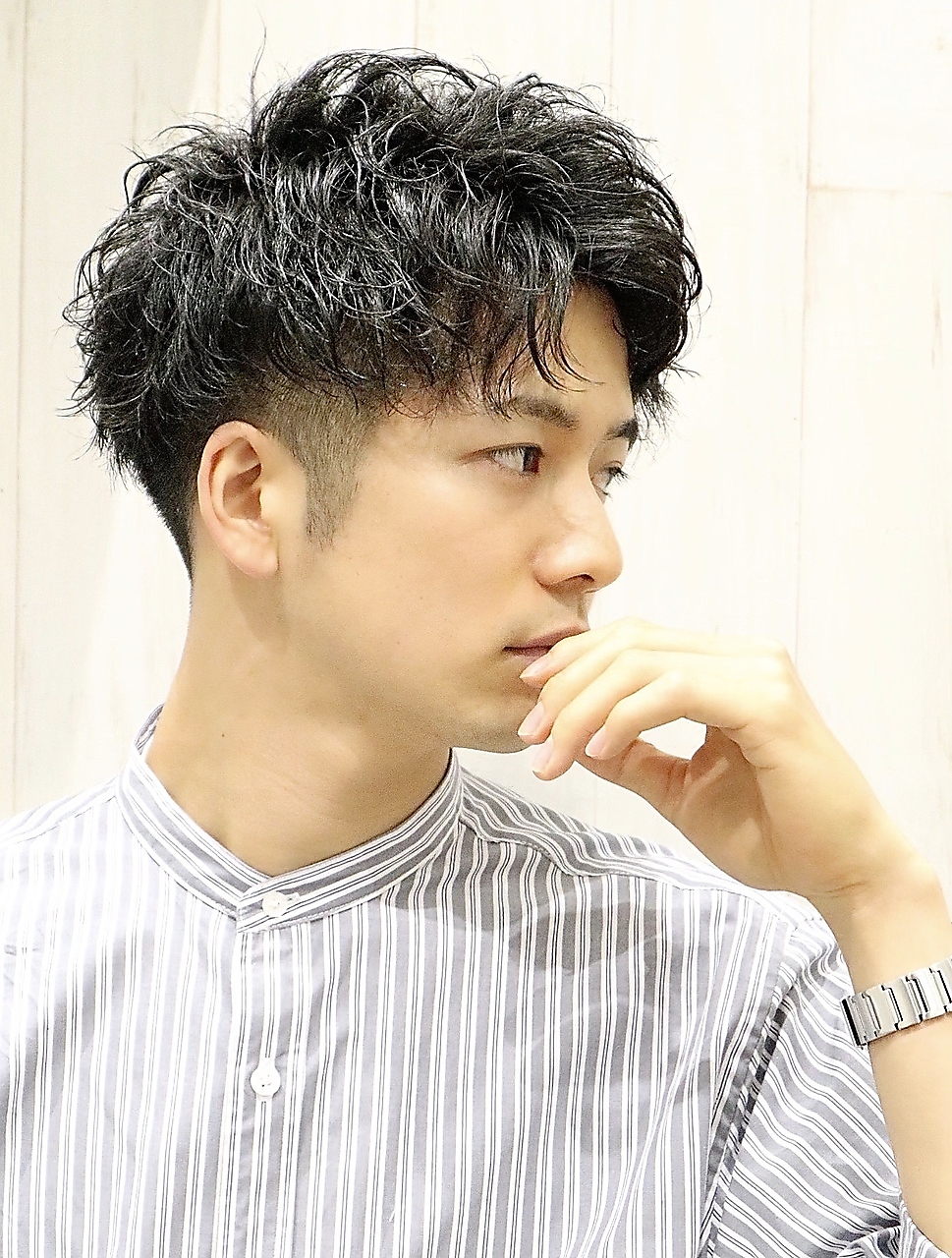 20代30代無造作パーマビジカジ黒髪刈り上げツーブロック