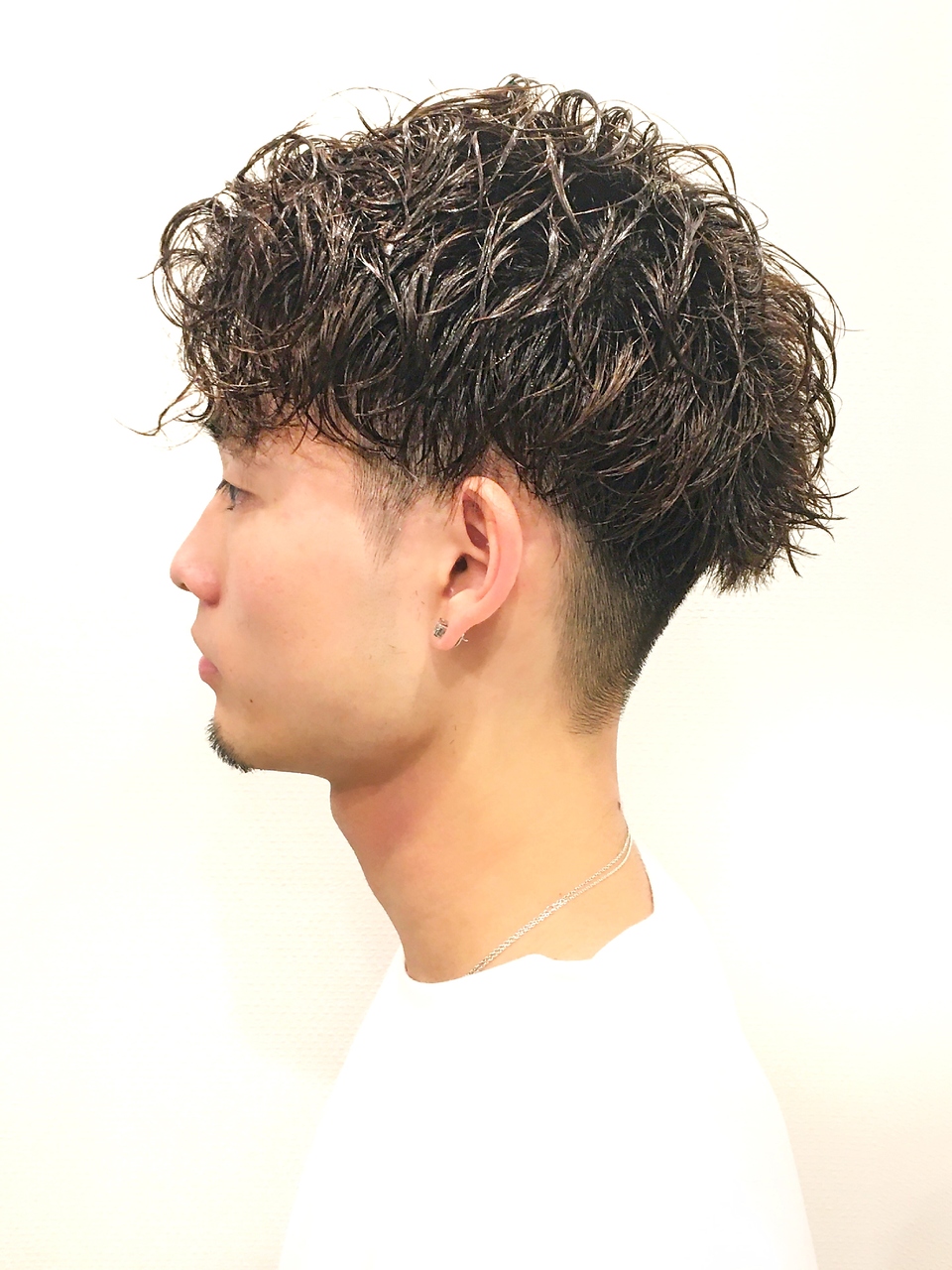 ツイストスパイラルパーマ黒髪ツーブロック７３アップバング