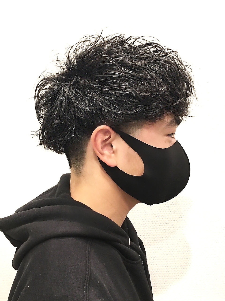 ツーブロックスパイラルパーマ　黒髪アップバング束感