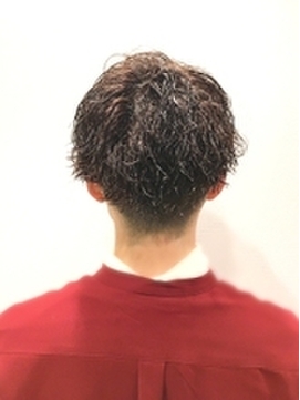 オシャレ爽やかツーブロックスパイラルパーマ　黒髪束感ツイスト