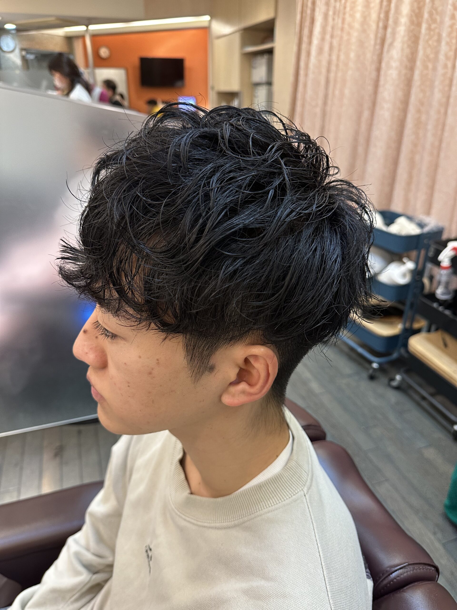 10代20代ツーブロックマッシュスパイラルパーマ