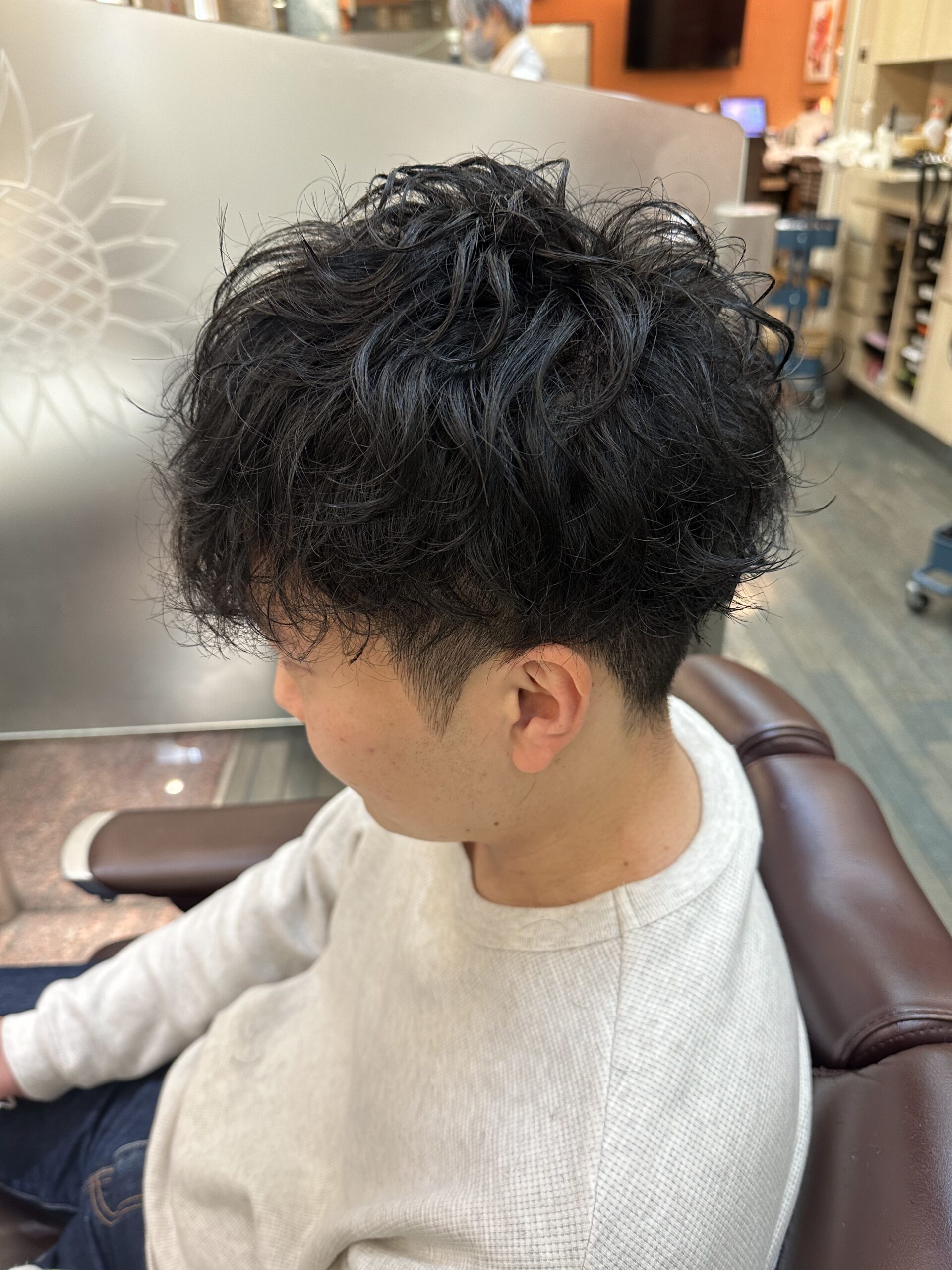 20代30代ソフトスパイラルパーマツーブロックマッシュ