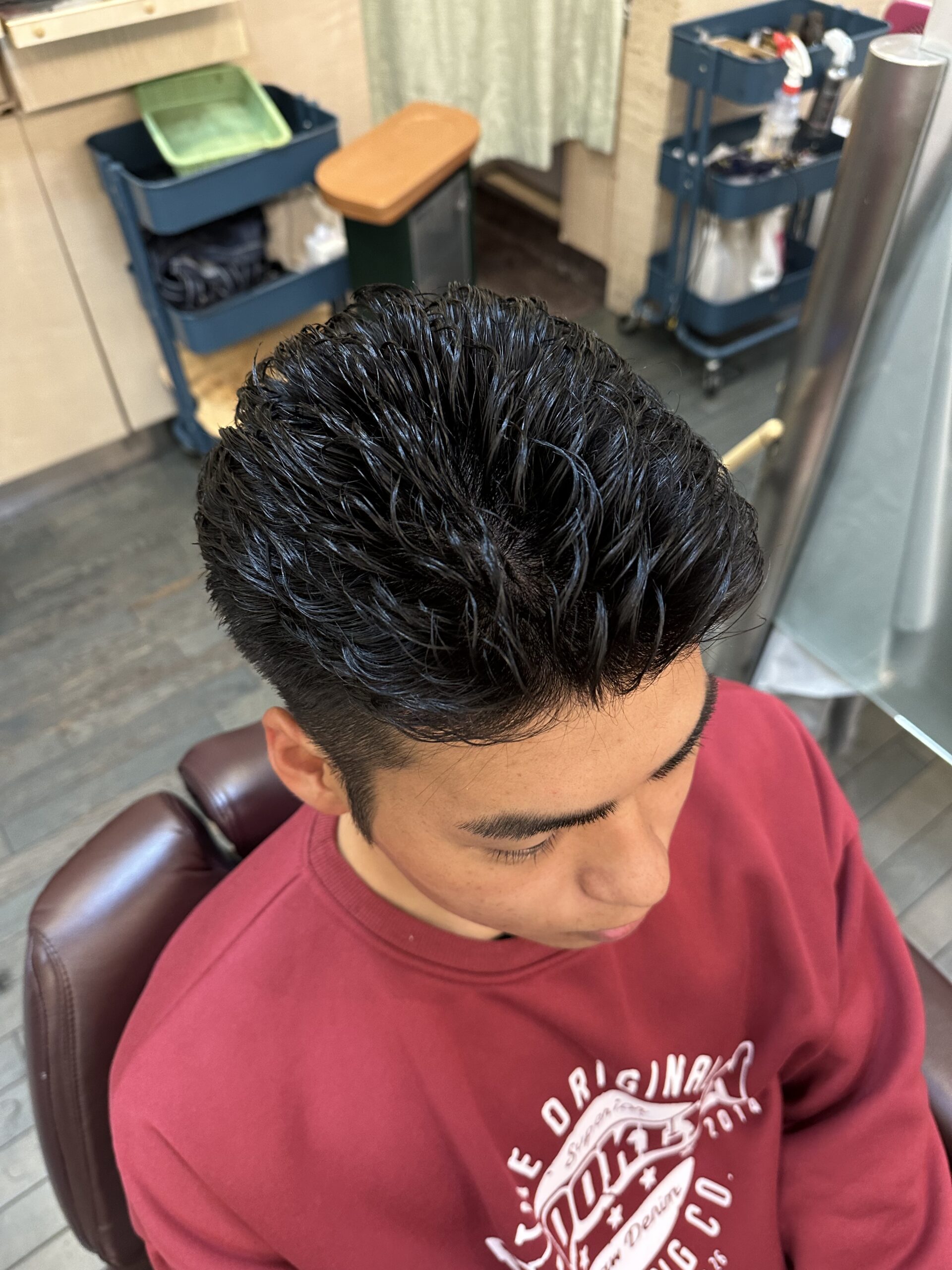 ビジネスパーマメンズ刈り上げ大人カッコいい黒髪