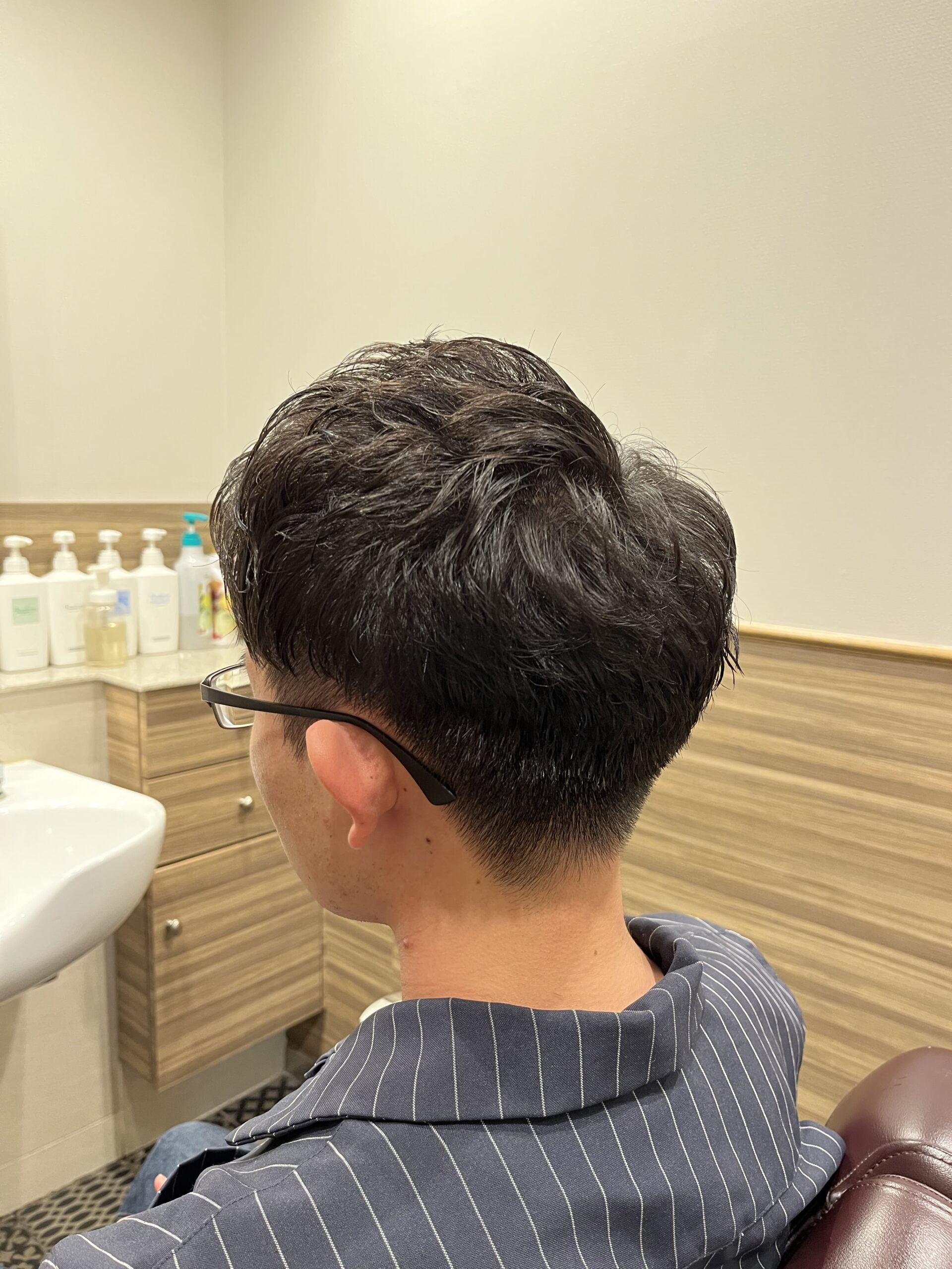 20代30代爽やかアップバングアイロンパーマツーブロック