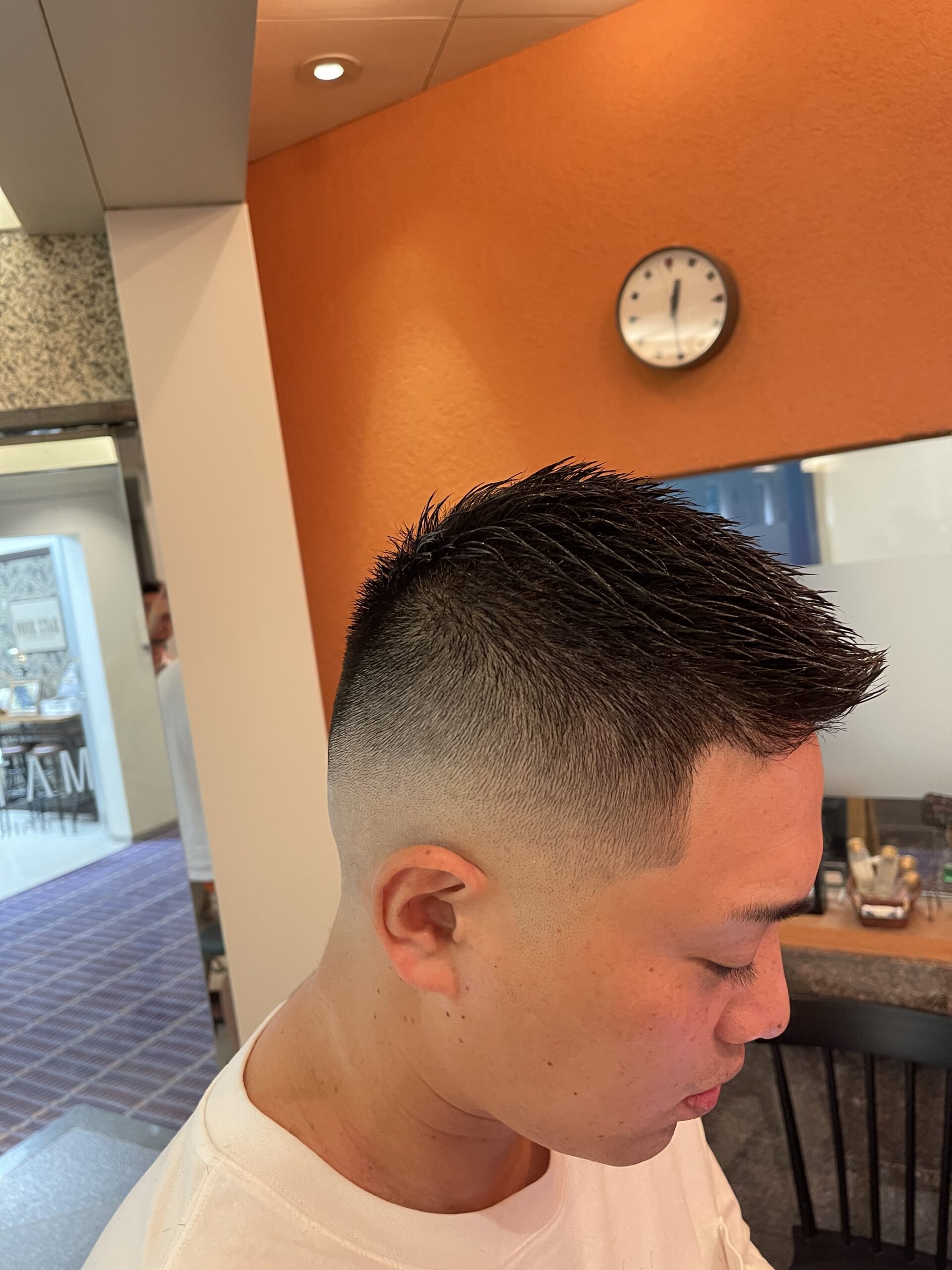 30代40代メンズ刈り上げフェードスタイルかき上げ短髪ワイルド