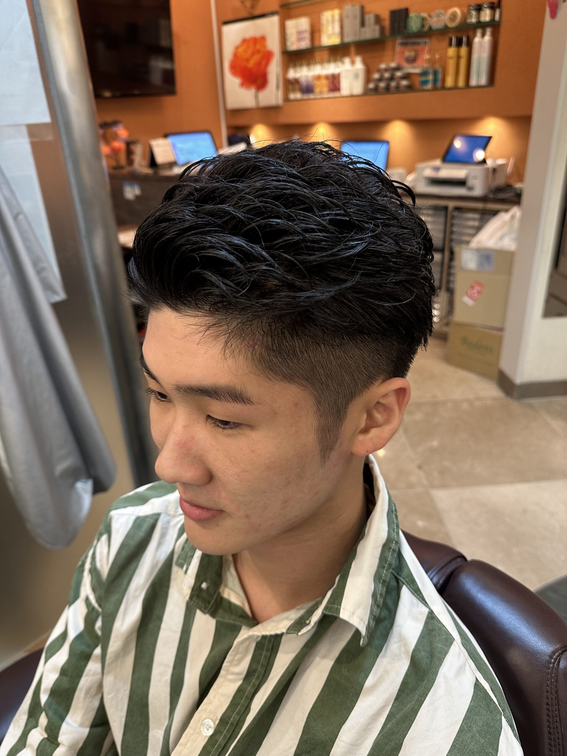 20代30代黒髪ナチュラルパーマツーブロック刈り上げ